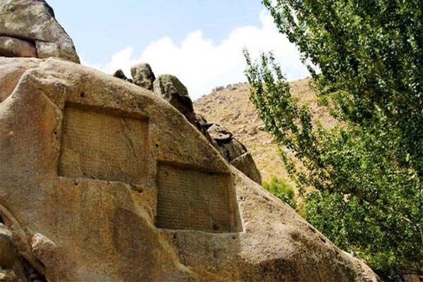 کتیبه-گنج‌نامه-جاذبه های تاریخی همدان